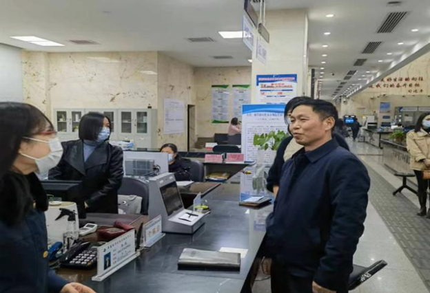 区领导走访调研政务服务大厅